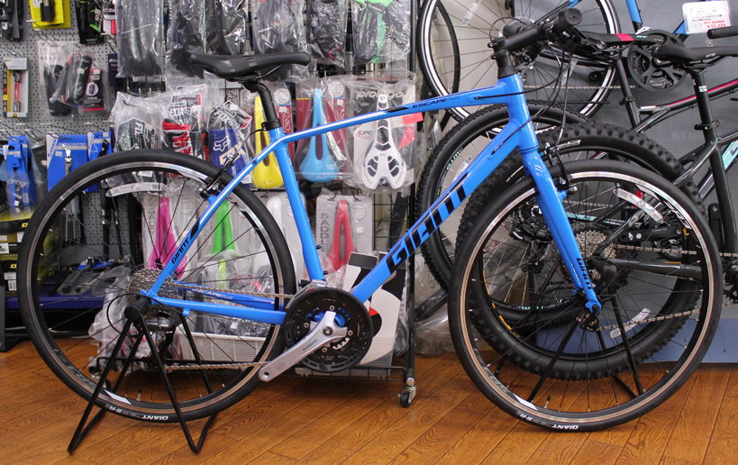 GIANTの本格派クロスバイク<br>ESCAPE RX3のブルーが入荷いたしました。