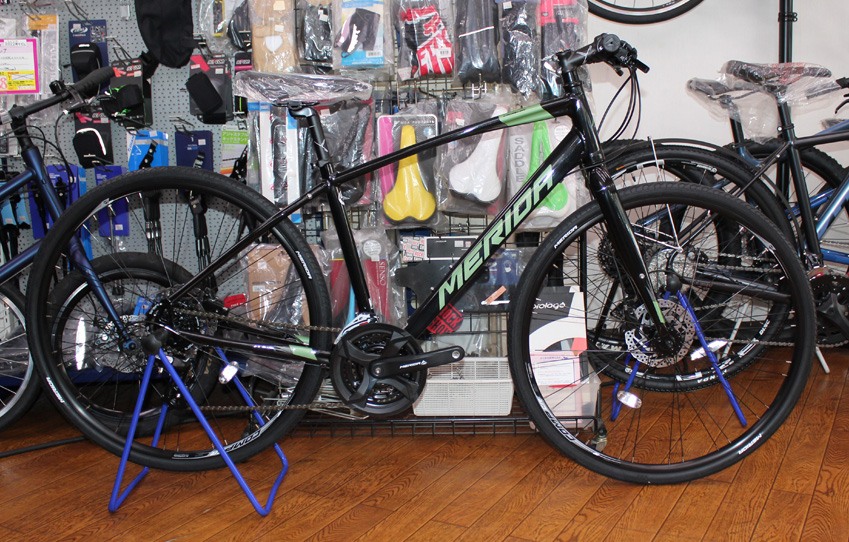 MERIDAのクロスバイク<br>CROSSWAY 300-Dが入荷いたしました。