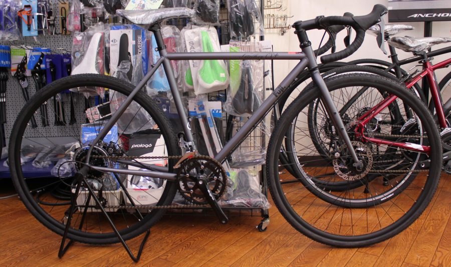 人気定番の FUJIのグラベルロードFEATHER CX+が入荷いたしました。 自転車本体