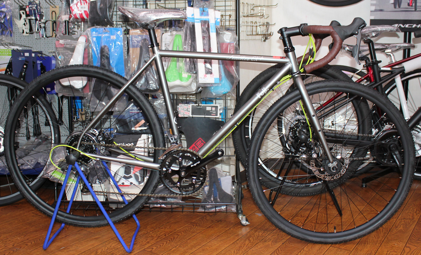 最新な ロードバイク PERFORMER 700C 通そ ディスクブレーキ 自転車本体