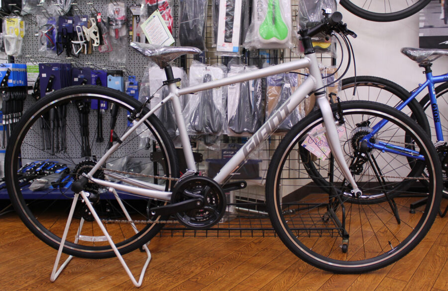 GIANTの2025年クロスバイク<br>「ESCAPE R3 SE」が特価で売出し中！